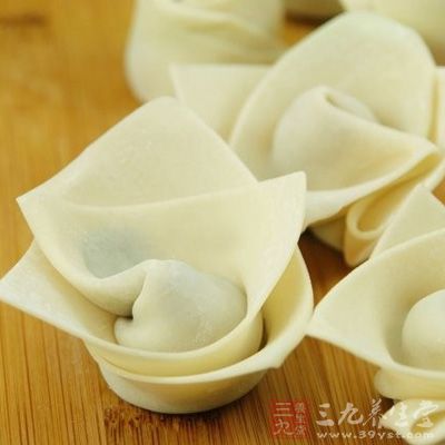 將馄饨順著卷成小卷
