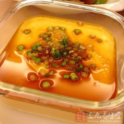 將胡蘿卜洗淨,去皮切碎末。將雞蛋磕入碗中攪拌均勻 將胡蘿卜洗淨,去皮切碎末。將雞蛋磕入碗中攪拌均勻
