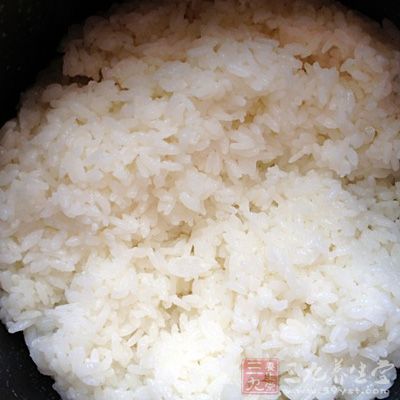 等米飯吸收所有液體發亮發粘時，壽司米飯就做好了