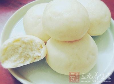 在面盆裡放少量溫水,倒入酵母 在面盆裡放少量溫水,倒入酵母