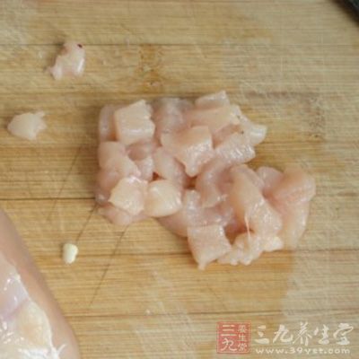 將雞肉洗淨切丁