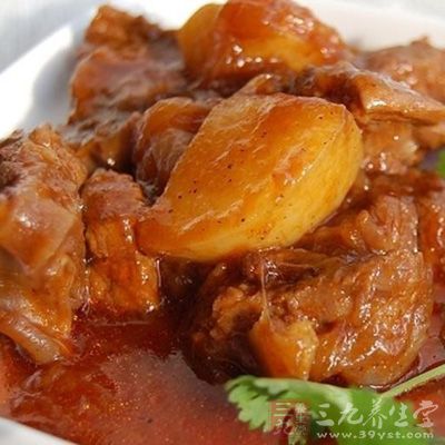 牛腱泡水,好像叫做拔血湯,就是把血水換掉,用清水泡著 牛腱泡水,好像叫做拔血湯,就是把血水換掉,用清水泡著