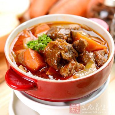 倒入焯好的牛肉,放入番茄醬 倒入焯好的牛肉,放入番茄醬