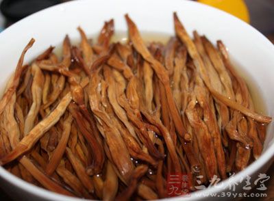 先把干的黃花菜用溫水泡上半小時左右 先把干的黃花菜用溫水泡上半小時左右