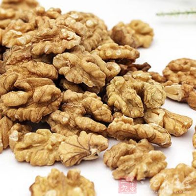 把核桃肉用開水燙干淨,備用 把核桃肉用開水燙干淨,備用