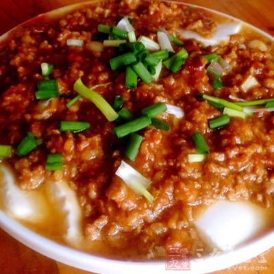 豆腐1大塊，香菜25克，姜末，蒜末