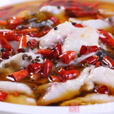 下魚片，約10秒鐘撈起鋪在豆芽上
