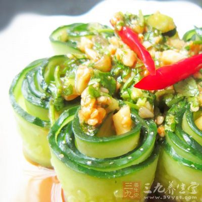 全部澆在青瓜卷上，涼拌青瓜小卷就好了