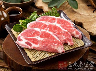 先將肉切成片狀備用 先將肉切成片狀備用