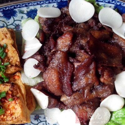 把肉片、蒜片豆腐一起包在一起吃 把肉片、蒜片豆腐一起包在一起吃