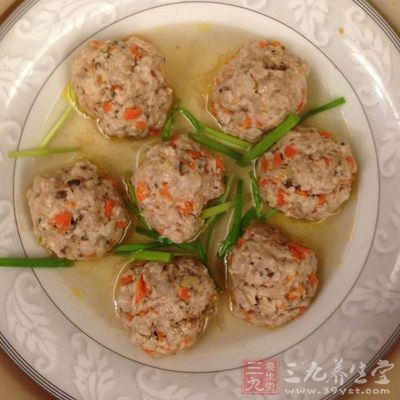 用手將絞肉拌擠成肉丸，擺放在盤子上