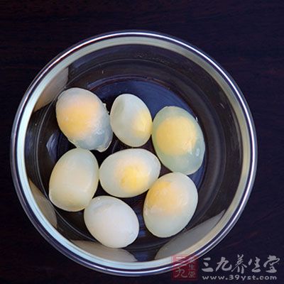 煮熟的鴿蛋去殼