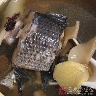 參芪紅棗生魚湯鍋內放適量清水煮開，改中火煮3小時