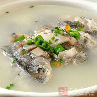 鲫魚湯大火燒開後小火炖二十分鐘 