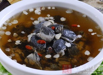 烏雞半只，姜片三片，大蔥一段，紅棗、桂圓、枸杞