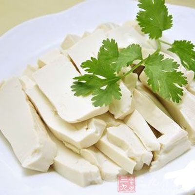 將豆腐切成長條片備用