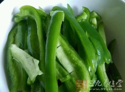 先把青椒切成長條狀，備用