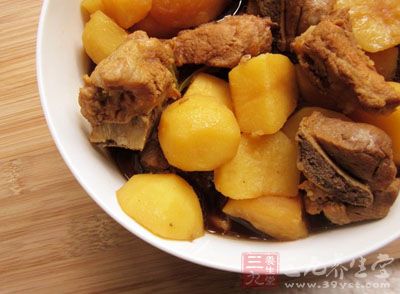 土豆炖排骨的做法