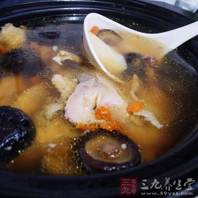 然後再放冬瓜進去,再炖它半個小時。放一點鹽,就可以了 然後再放冬瓜進去,再炖它半個小時。放一點鹽,就可以了