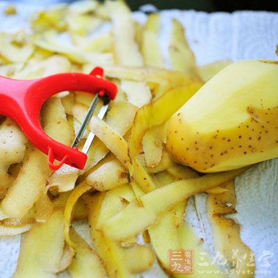將小土豆去皮