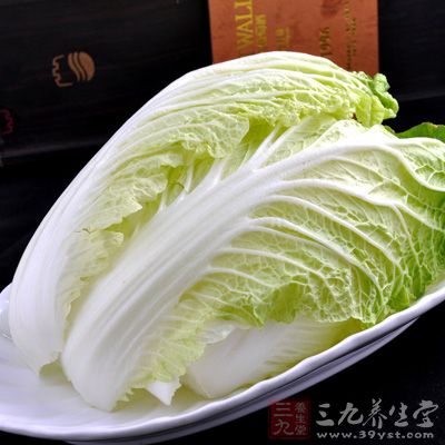白菜中含有較多粗纖維，還含有維生素A，B，C，尤以維生素C較多