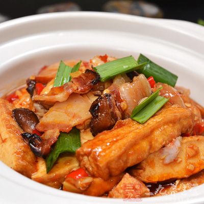 豆腐炒至兩面金黃出鍋待用 豆腐炒至兩面金黃出鍋待用