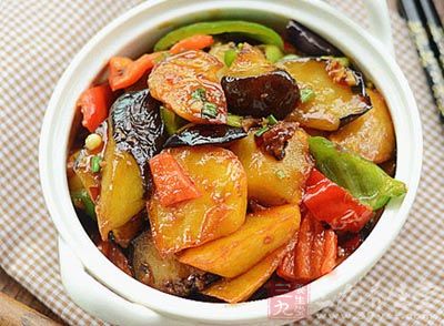 地三鮮材料：土豆1個，茄子2個，青椒1個