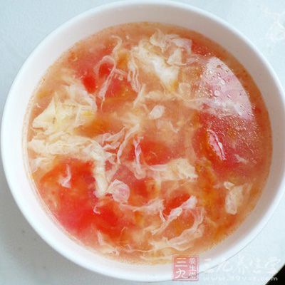 用湯勺舀一湯匙冷水,均勻的分散淋入面粉內 用湯勺舀一湯匙冷水,均勻的分散淋入面粉內