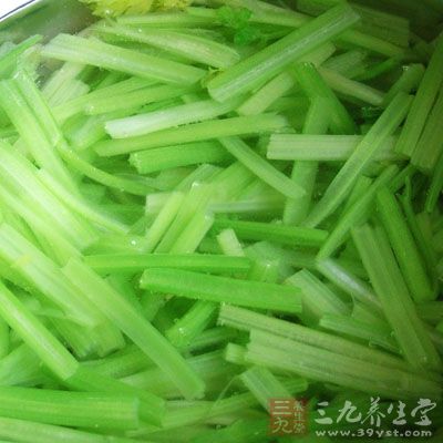 將芹菜摘葉揀淨