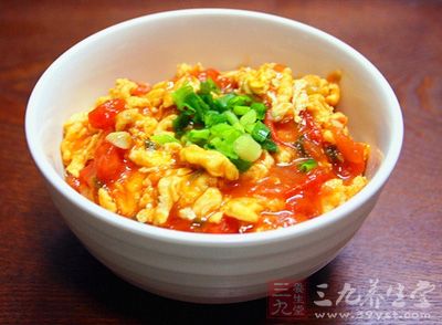 西紅柿雞蛋打鹵面是一道面食，主要食材是西紅柿和面條