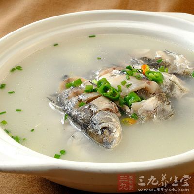 鲫魚湯適宜慢性腎炎水腫，肝硬化腹水