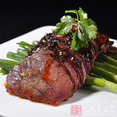 將牛肉取出切成薄片即可食用 將牛肉取出切成薄片即可食用