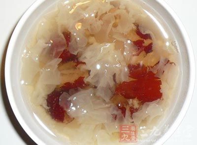 大家喜歡喝銀耳蓮子湯，不僅是因為它營養價值高