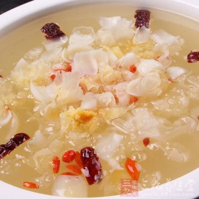 秋冬氣候干燥.易引起燥咳，應多吃銀耳