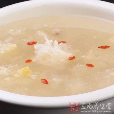 把銀耳放進去炖半個小時，然後加冰糖在炖半個小時