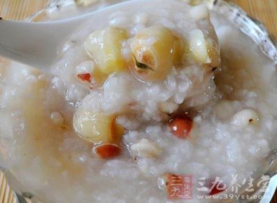 薏米粥是用薏米為原料加水熬制而成