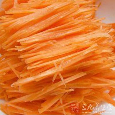 胡蘿卜用多功能切菜器切成細絲