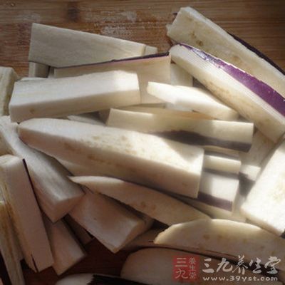 茄子去頭、尾，切3厘米長段