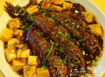 小黃魚炖豆腐是一道魚肉鮮嫩，風味獨特的美食