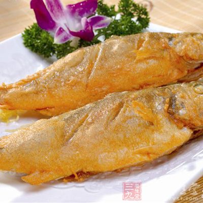 將煎好的魚夾起放入准備好的盤裡