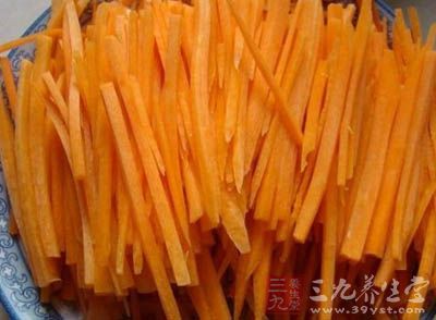 胡蘿卜用水洗淨去皮