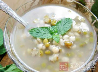 薏米綠豆湯的功效主要有祛濕利水