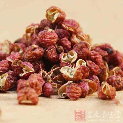 輔料:蝦皮兩把、花椒粒10粒左右、姜三片 輔料:蝦皮兩把、花椒粒10粒左右、姜三片
