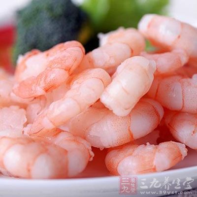 將油燒至3成熱倒入蝦仁迅速翻炒至變成粉紅色 將油燒至3成熱倒入蝦仁迅速翻炒至變成粉紅色