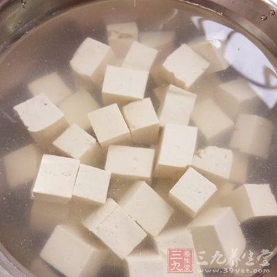 鹵水豆腐洗淨，切約1.5cm見方小塊，鹽水浸泡備用