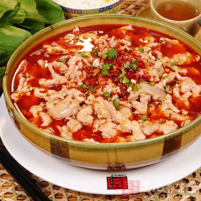 加入食用油燒熱，將燒好的熱油倒在辣椒碎上，水煮豆花魚即可