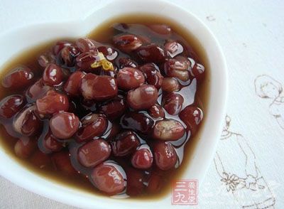 先把紅豆清洗干淨,然後再加入適量的鹽 先把紅豆清洗干淨,然後再加入適量的鹽
