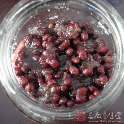 就等到水煮熟5分鐘後,再將紅豆焖上一小時 就等到水煮熟5分鐘後,再將紅豆焖上一小時