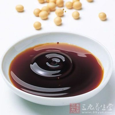 倒入魔芋豆腐，加入鹽和醬油，翻炒兩分鐘後出鍋