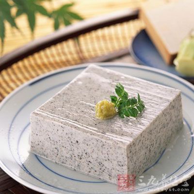 加適量水，淹沒魔芋豆腐塊即可